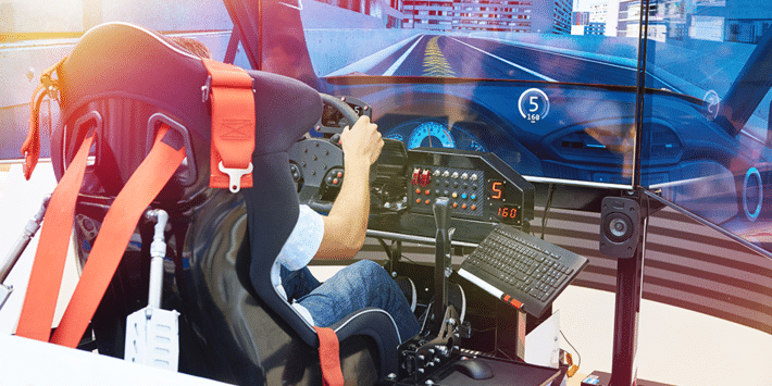 Les marques de pneus s'engagent sur les circuits virtuels pour la compétition en simulateur de conduite