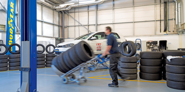 Meilleurs pneus été 2021 : test et comparatif, le montage des pneus par Auto Express