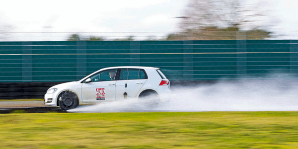 Test pneus hiver : Auto Express fait le comparatif de l'adhérence des pneumatiques sur sol mouillé