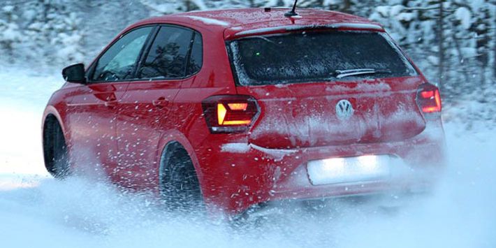 Test pneu TCS et ADAC : la citadine Volkswagen Polo teste les pneus hiver sur la neige pour le comparatif 2019 de TCS et ADAC