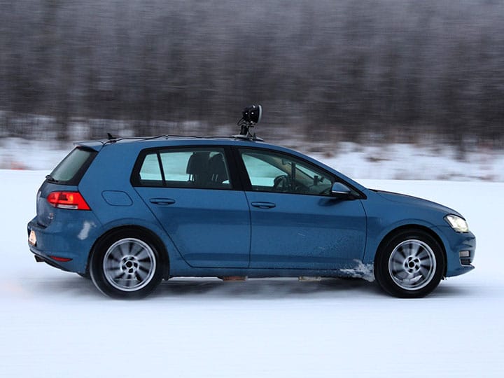 Volkswagen Golf effectue un virage sur une piste enneigée pour l’essai de pneus hiver 2021 de l’ADAC et du TCS
