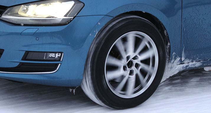 Volkswagen Golf roule sur la neige lors du test de pneus hiver 2021 de l’ADAC et du TCS
