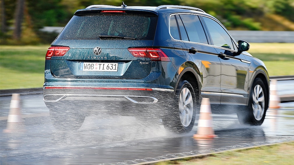 Volkswagen Tiguan freine sur sol mouillé lors du test de pneus toutes saisons 2021 pour SUV d’Auto Bild